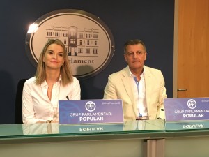 Los representantes del PP balear en la cámara autonómica, Marga Prohens y Santiago Tadeo, en rueda de prensa. 