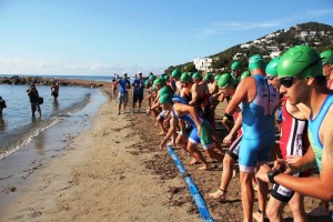 Una imagen de la salida de la categoría masculina del Triatlón Cross de Santa Eulària.