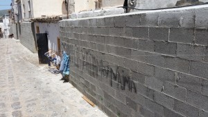 Pintadas en el muro de sa Penya, a dos meses del histórico desalojo. 