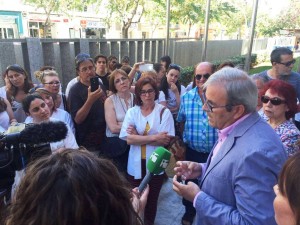 Vicent Torres dialoga con los trabajadores que se concentraron en las puertas del Consell.