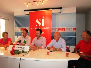 Josep Matí, Rafa Ruiz y Pep Tur, junto a los candidatos socialistas Sofía Hernanz y Toni Costa.