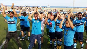 Los jugadores del Ciudad de Ibiza dedican el ascenso a la  afición