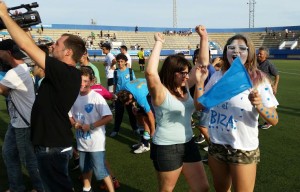 Aficionadas del Ciudad de Ibiza vitorean a su equipo tras el ascenso