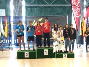 Imagen de la doble medalla de bronce ibicenca en el podio nacional