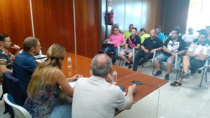 Una imagen de la reunión del Consell Insular d'Eivissa con los pilotos de motocross. Fotos: C. V.