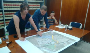 Patricia Abascal y David Ribas muestran el plano del proyecto del Parc Motor.