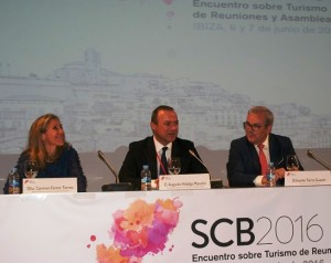 Carmen Ferrer, Augusto Hidalgo y Vicent Torres, durante el acto de apertura del encuentro anual sobre turismo de negocios.