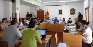 Una votació durant el Ple del mes de juny del Consell de Formentera.