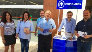 Los candidatos populares, durante su visita este lunes a Sant Jordi.