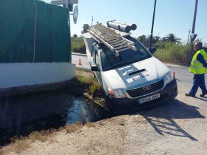 Una furgoneta de la empresa Elecnor quedó atrapada en la acequia.