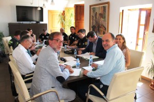 Evelio Antich y Vicent Marí, en primer plano, durante la reunión de la Junta Local de Seguridad en Santa Eulària.