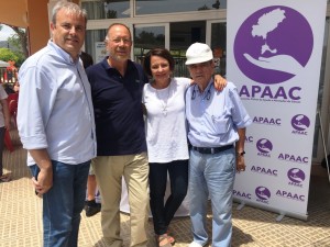 Sofía Hernanz y Toni Costa, junto al presidente Vicent Torres y Lluís Cros, de la Asociación Pitiusa de Ayuda a Afectados de Cáncer.