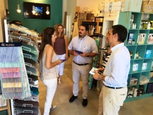 José Vicente Marí Bosó y Santiago Marí visitan una tienda de Sant Josep.