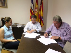 Anna Ribas, Josep Marí Ribas i Joan Marí a la signatura del conveni.