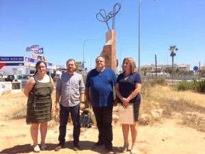 Maria Serra Sala, David Abril y Aitor Morràs y Fanny Tur, junto al monumento de Ca na Palleva. 