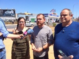 Maria Serra Sala, David Abril y Aitor Morràs, en rueda de prensa, junto al monumento de Ca na Palleva. 