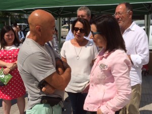 Margarita Robles conversa con un ciudadano de Ibiza. 