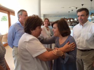 Soraya Sáenz de Santamaría saluda a María Luisa Cava de Llano. 