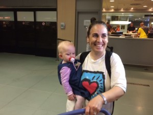 María Teresa Gregorio Roig junto a su hija Karla cuando llegaron al aeropuerto de Ibiza. Foto: L.A.