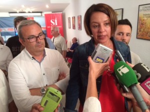 Sofía Hernanz, que mantiene su escaño como diputada, en declaraciones a la prensa. Fotos: L.A.