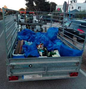 El material decomisado de la venta ambulante en ses Salines.