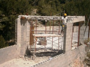 Un operario durante los trabajos de demolición de una estructura considerada ilegal.