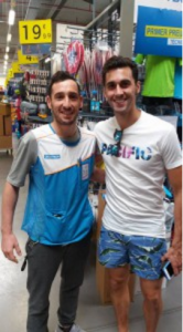 Ramiro, futbolista de la Peña, posa junto a Arbeloa