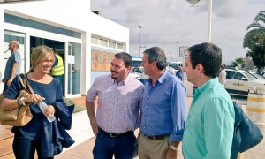 La número uno del PP balear al Congreso de los Diputados, Teresa Palmer, en el puerto de Ibiza junto al resto de candidatos, a punto de embarcar a Formentera. 