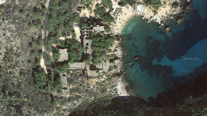 Imagen de la edificación inacabada de Cala d'en Serra.