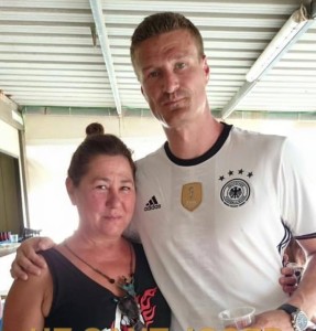 Robert Huth posa con una aficionada en el campo del Sant Josep. Fotos: UE Sant Josep