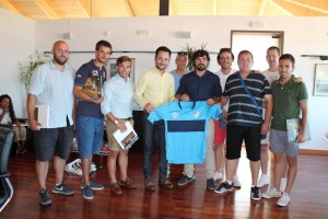 Jugadores, técnicos y directivos posan en Can Botino con los representantes municipales