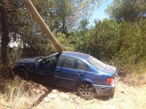 El coche ha impactado contra un poste en la calle Alacant.