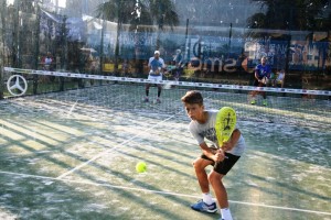 Víctor Tur golpea la pelota durante la semifinal masculina B frente a Aguilera y Beltrán. Foto: C. V.