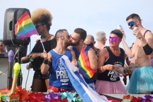 Una de las carrozas del desfile del orgullo gay celebrado este sábado por las calles de Ibiza. Fotos: C. V.