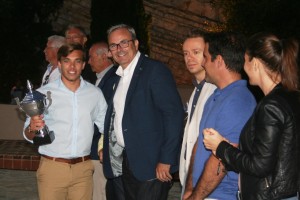 Adrián Cardona, jugador del Ciudad de Ibiza, recibe el trofeo como campeón de la Preferente. Fotos: C. V.