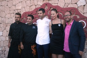 El chef madrileño junto al equipo del restaurante del Hard Rock Hotel Ibiza.