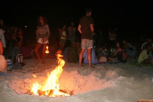 Varias personas junto a una hoguera en la Nit de Sant Joan en la playa de Talamanca.