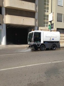 La nueva contrata de limpieza de Vila comienza su servicio limpiando con agua las calles del municipio. 