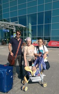 Maria Teresa Gregorio Roig con familiares en el aeropuerto de Moscú. 