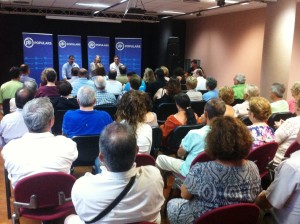 Santiago Marí, Virginia Marí y José Vicente Marí Bosó, durante el acto electoral del PP.