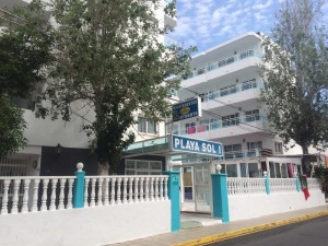 Imagen de los apartamentos Plya Sol, ubicados en la calle Carlos Roman Ferrer, en es Viver.