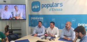 Santi Marí, José Vicente Marí Bosó y Vicent Roig, esta mañana en la sede del PP.