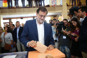 Mariano Rajoy introduce la papeleta en la urna. Foto: 