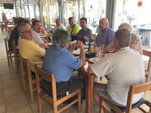 La reunión matenida por los candidatos del PP al Senado y al Congreso con comerciantes y hoteleros del Port de Sant Miquel.