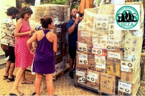 Algunos voluntarios de SOS Ayuda Refugiados Ibiza con el material recogido.