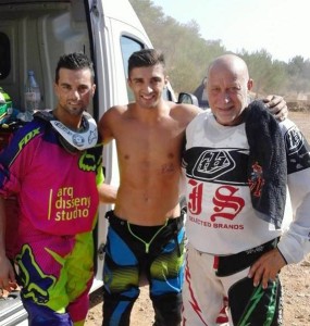 Dani Curreu y Werner Keppeler posan junto al piloto italiano Andrea Iannone.