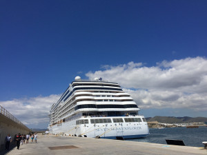 El barco atracado en el puerto de Ibiza.