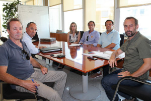 Imagen de la reunión entre el conseller de Medi Ambient, Miquel Vericado, y los vecinos de Es Fornàs.