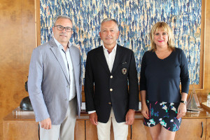 Vicent Torres y Marta Díaz con el vicecónsul honorario del Principado de Mónaco en Ibiza, Christian Nieto de Gea.