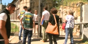 Los agentes de la Agencia Tributaria entrando en la vivienda de Martin Ferrer en León. Foto: Tele5